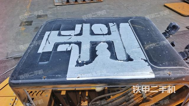 駕駛室頂部(整機(jī)外觀) 駕駛室頂部(整機(jī)外觀)