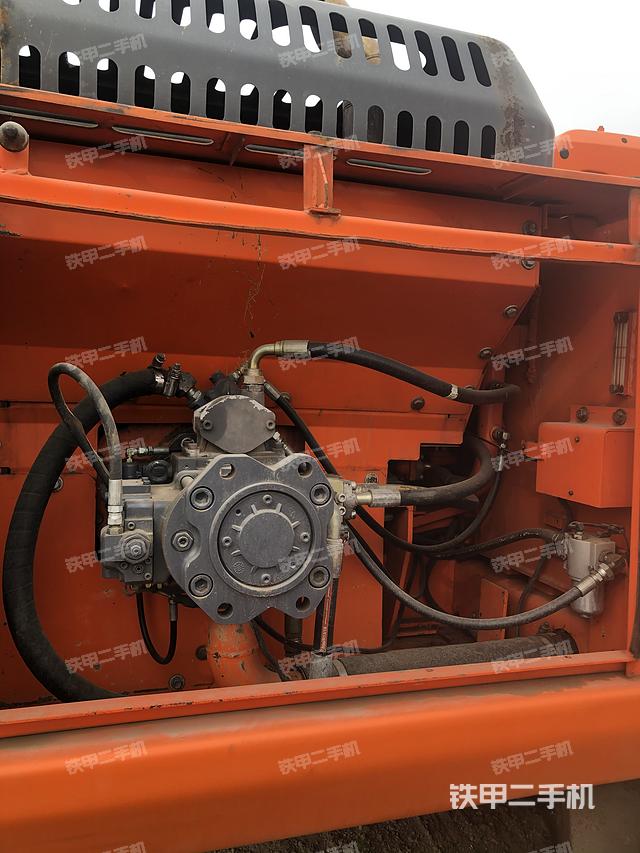 液壓泵艙室正面整體(整機外觀) 液壓泵艙室正面整體(整機外觀)