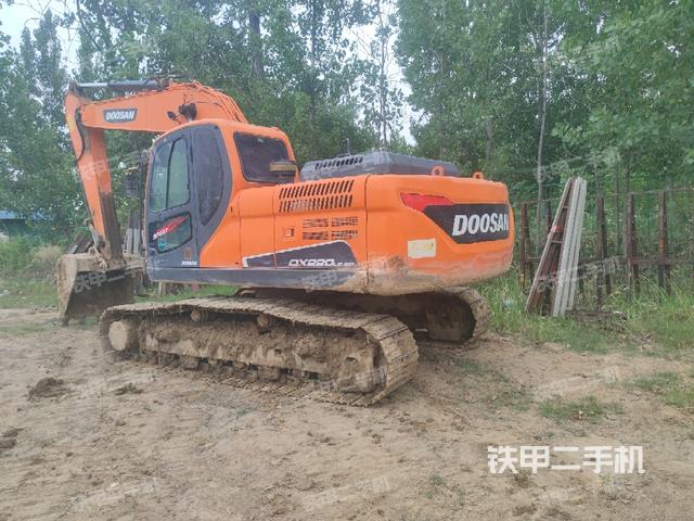駕駛室頂部(整機(jī)外觀) 駕駛室頂部(整機(jī)外觀)