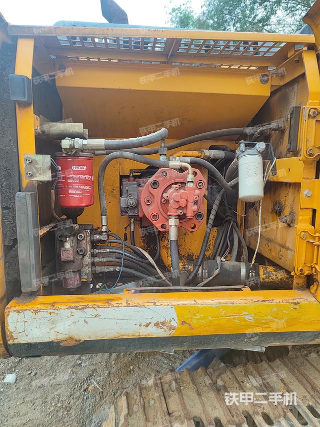 液壓泵艙室正面整體(整機外觀) 液壓泵艙室正面整體(整機外觀)