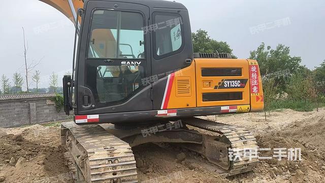 駕駛室頂部(整機(jī)外觀) 駕駛室頂部(整機(jī)外觀)