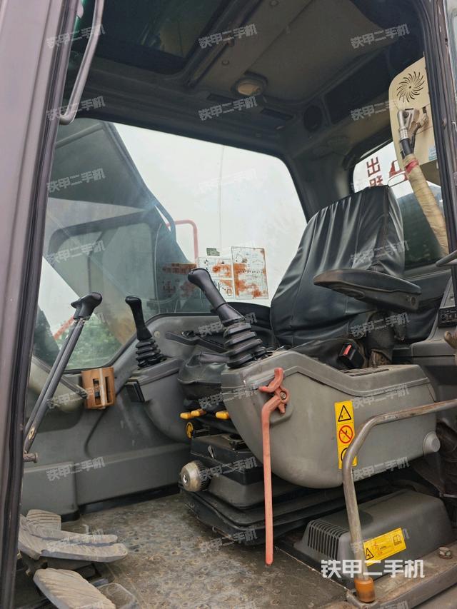 駕駛室整體(整機(jī)外觀) 駕駛室整體(整機(jī)外觀)
