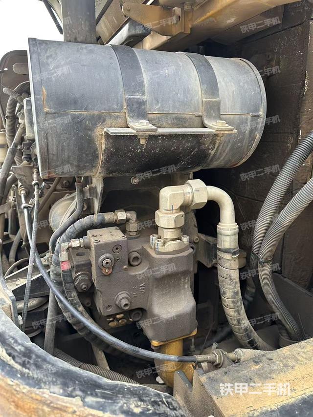 液壓泵艙室正面整體(整機(jī)外觀) 液壓泵艙室正面整體(整機(jī)外觀)