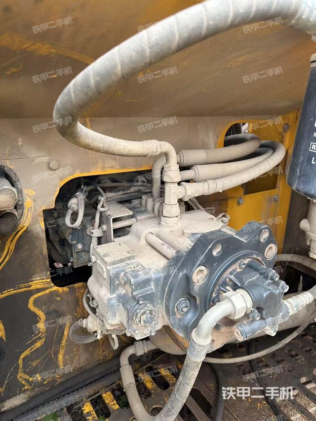 液压泵舱室正面整体（整机外观）