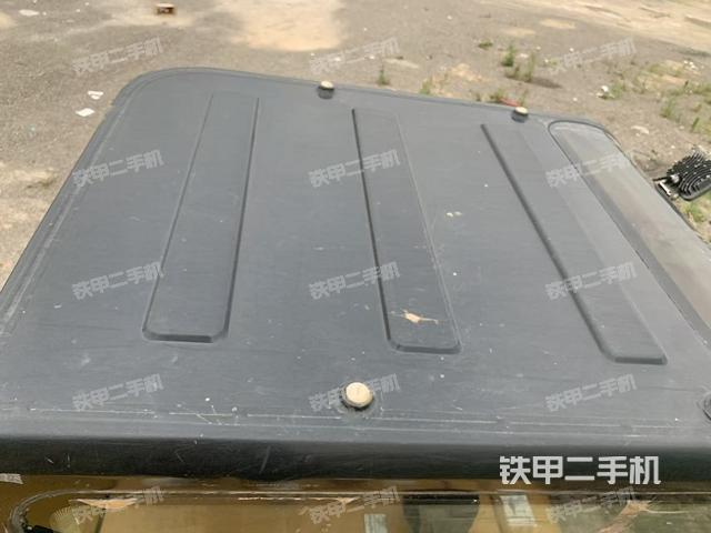 駕駛室頂部(整機(jī)外觀) 駕駛室頂部(整機(jī)外觀)