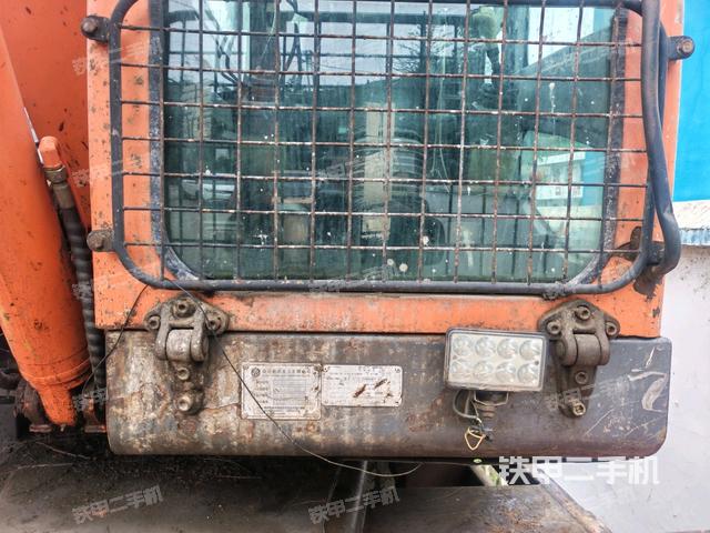 轉(zhuǎn)盤和下車架正前(工作和回轉(zhuǎn)裝置) 轉(zhuǎn)盤和下車架正前(工作和回轉(zhuǎn)裝置)