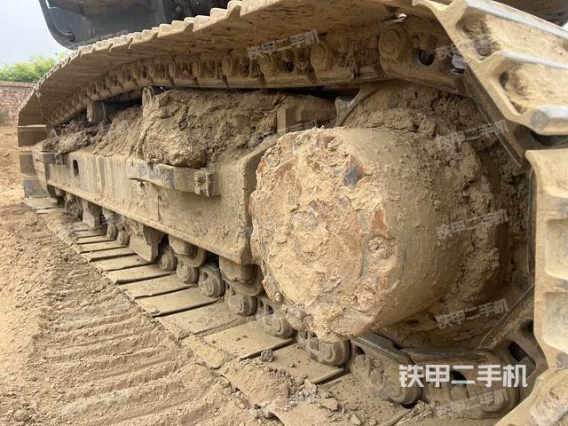 單側(cè)履帶整體(整機(jī)外觀) 單側(cè)履帶整體(整機(jī)外觀)