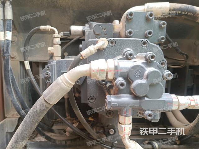 液壓泵艙室正面整體(整機(jī)外觀) 液壓泵艙室正面整體(整機(jī)外觀)