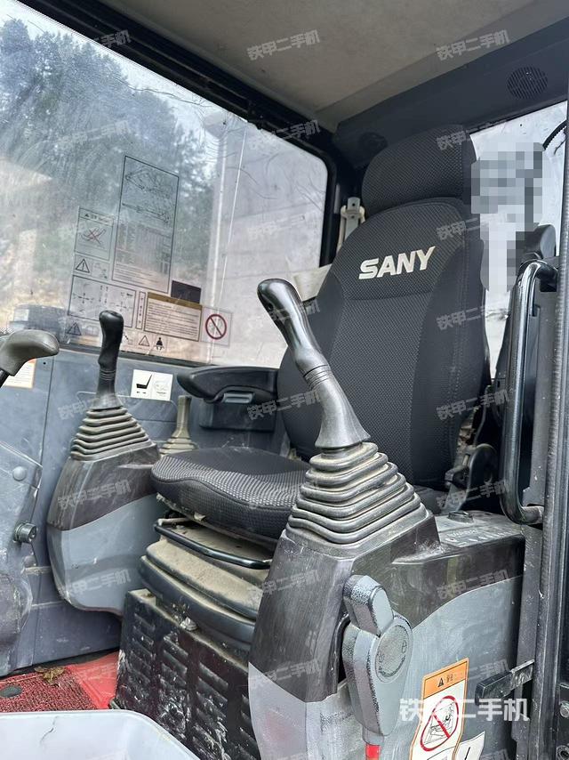 駕駛室整體(整機(jī)外觀) 駕駛室整體(整機(jī)外觀)