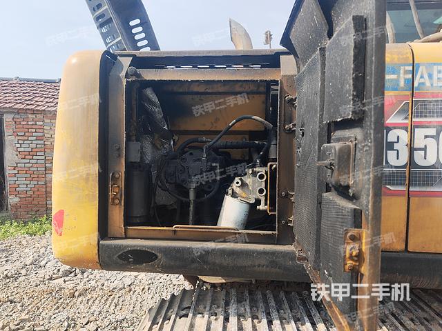 液压泵舱室正面整体（整机外观）