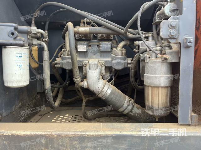 液壓泵艙室正面整體(整機(jī)外觀) 液壓泵艙室正面整體(整機(jī)外觀)