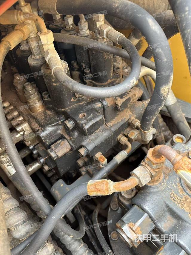 回轉(zhuǎn)馬達和主控閥(整機外觀) 回轉(zhuǎn)馬達和主控閥(整機外觀)