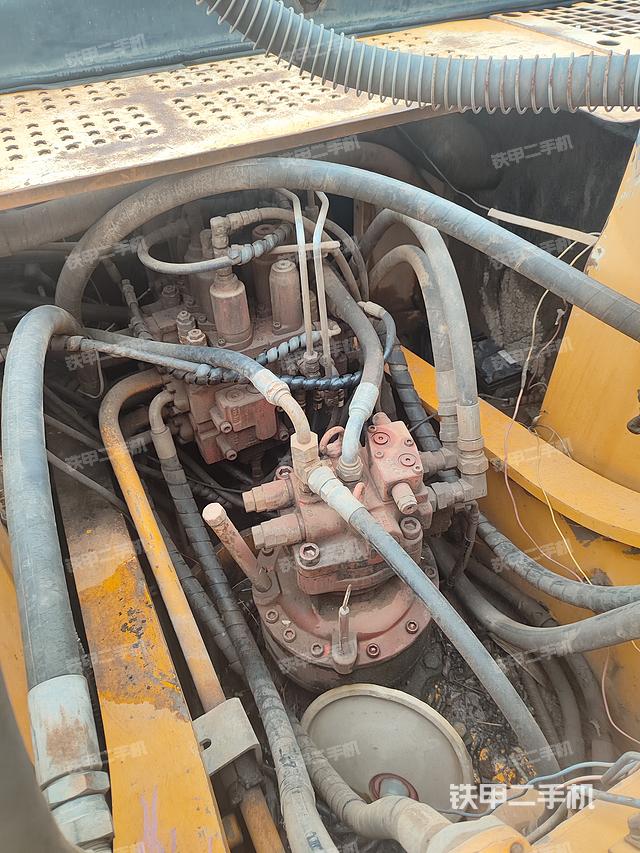 回轉(zhuǎn)馬達和主控閥(整機外觀) 回轉(zhuǎn)馬達和主控閥(整機外觀)