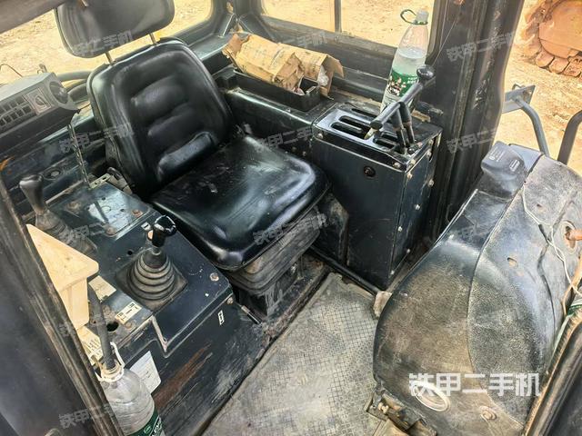 駕駛室操作臺（設備外觀及核心部件）