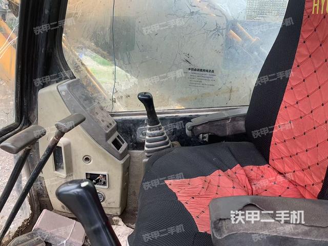 駕駛室整體(整機(jī)外觀) 駕駛室整體(整機(jī)外觀)
