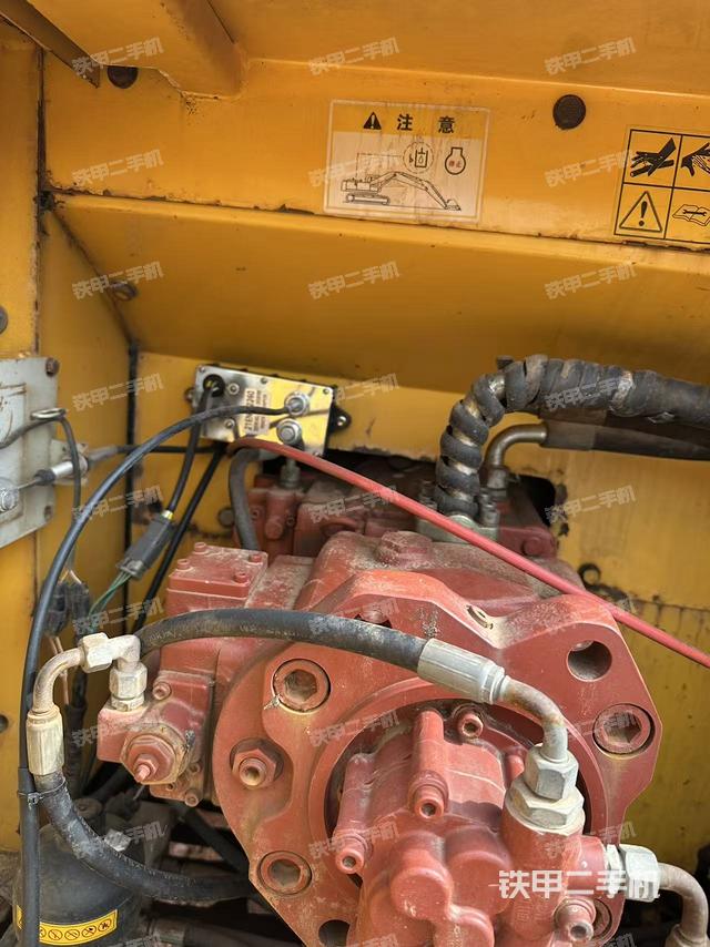 液壓泵艙室正面整體(整機外觀) 液壓泵艙室正面整體(整機外觀)