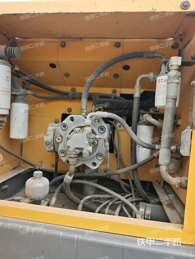 液壓泵艙室正面整體(整機(jī)外觀) 液壓泵艙室正面整體(整機(jī)外觀)