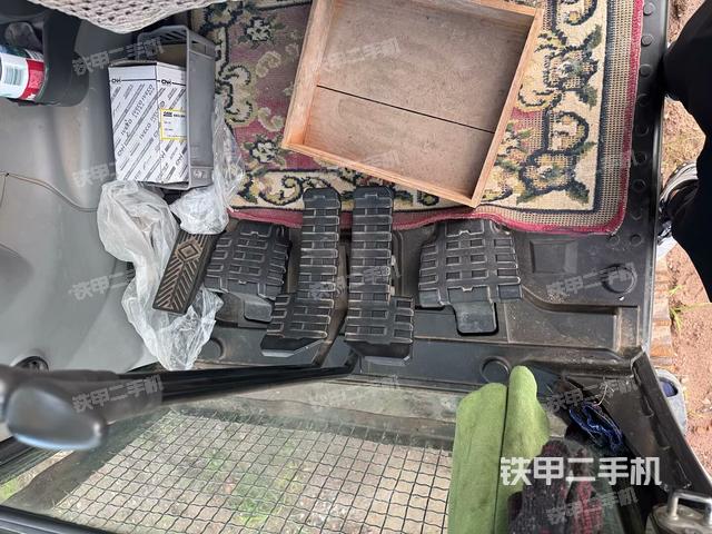 行走控制手柄和踏板 俯拍（驾驶室部分）