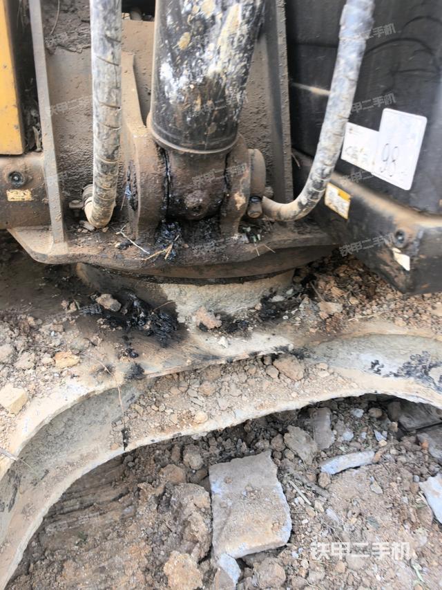 轉盤和下車架正前(工作和回轉裝置) 轉盤和下車架正前(工作和回轉裝置)