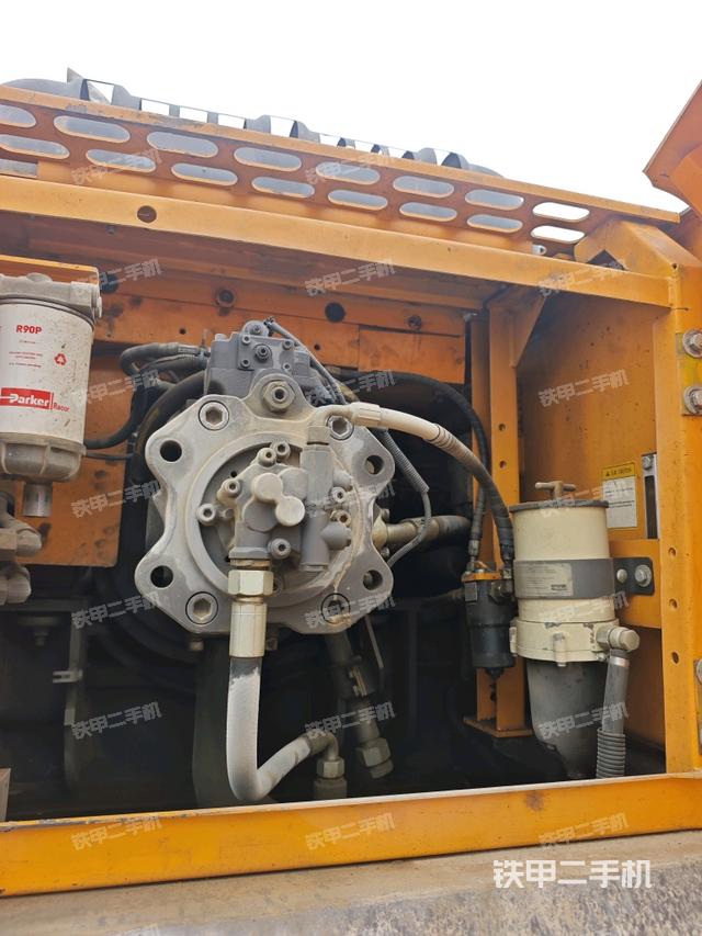 液壓泵艙室正面整體(整機(jī)外觀) 液壓泵艙室正面整體(整機(jī)外觀)