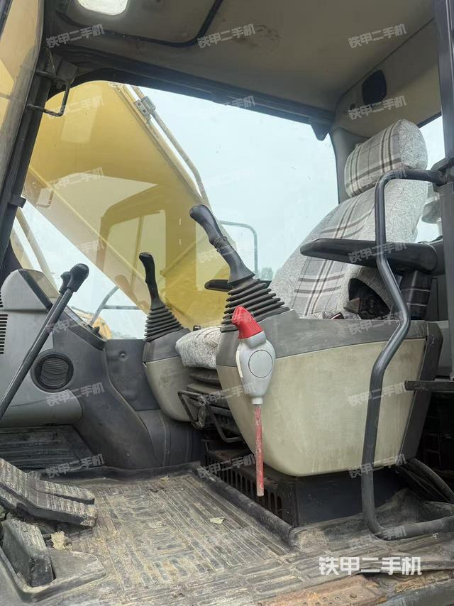 駕駛室整體(整機(jī)外觀) 駕駛室整體(整機(jī)外觀)