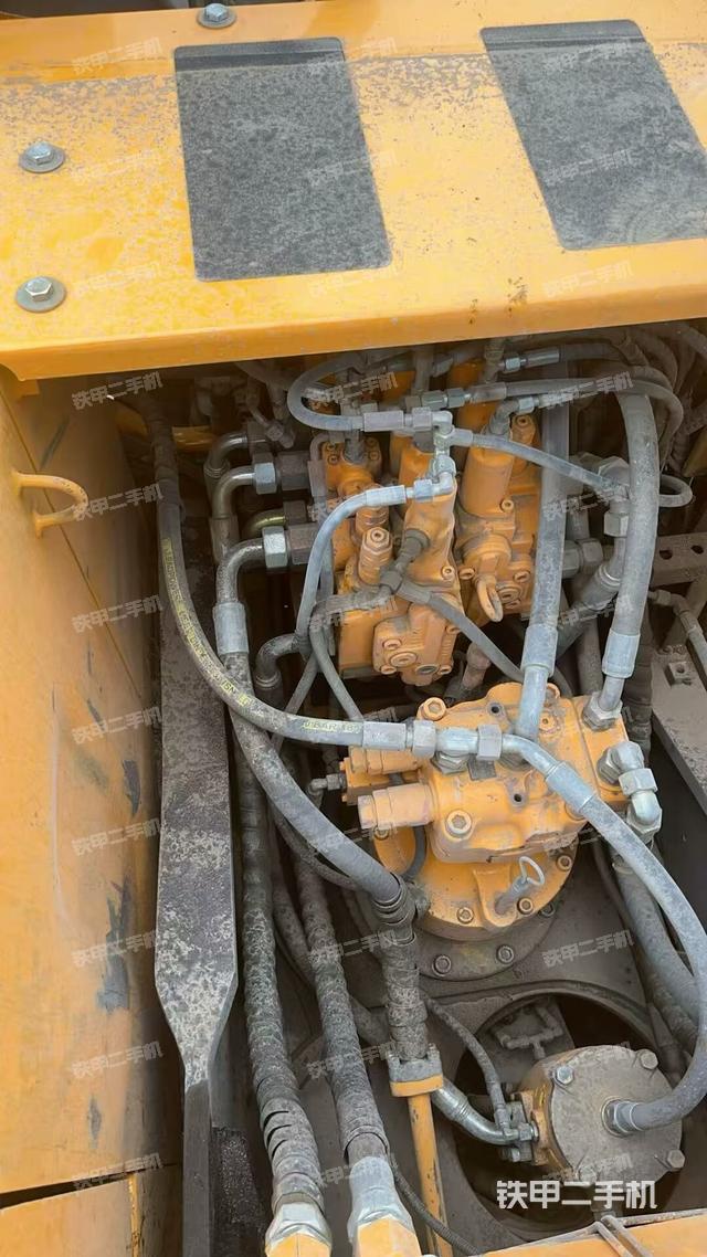 回轉(zhuǎn)馬達(dá)和主控閥(整機(jī)外觀) 回轉(zhuǎn)馬達(dá)和主控閥(整機(jī)外觀)