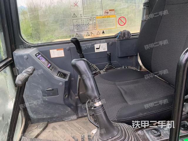 駕駛室整體(整機(jī)外觀) 駕駛室整體(整機(jī)外觀)