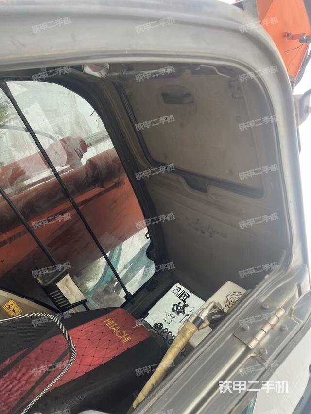 駕駛室頂部(整機(jī)外觀) 駕駛室頂部(整機(jī)外觀)