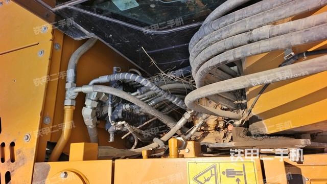 回轉(zhuǎn)馬達(dá)和主控閥(整機(jī)外觀) 回轉(zhuǎn)馬達(dá)和主控閥(整機(jī)外觀)