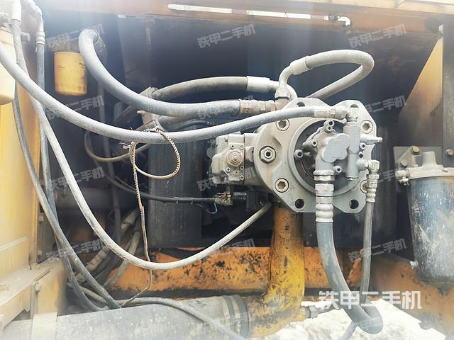 液压泵舱室正面整体（整机外观）