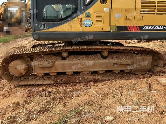 單側(cè)履帶整體(整機外觀) 單側(cè)履帶整體(整機外觀)