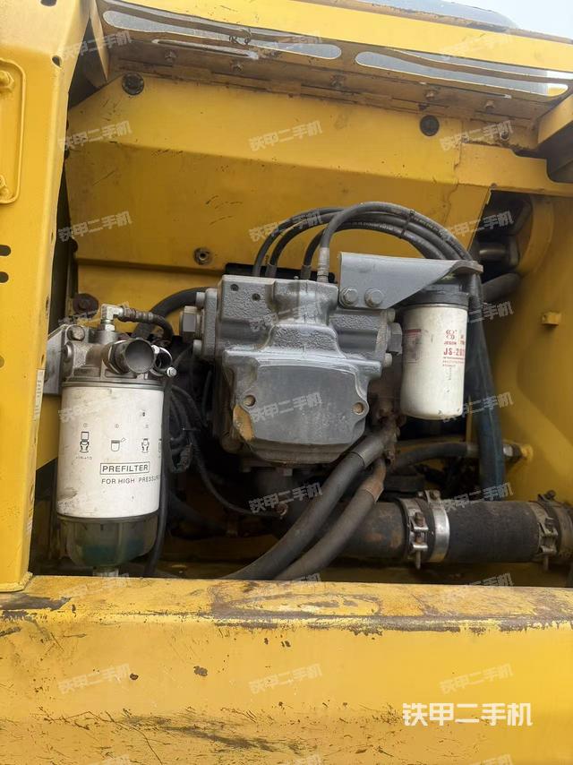 液壓泵艙室正面整體(整機(jī)外觀) 液壓泵艙室正面整體(整機(jī)外觀)