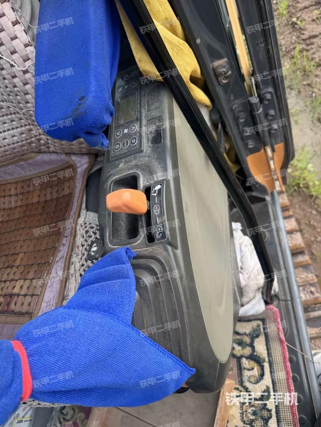 座椅右侧控制台/钥匙门/油门/含右手柄（驾驶室部分）