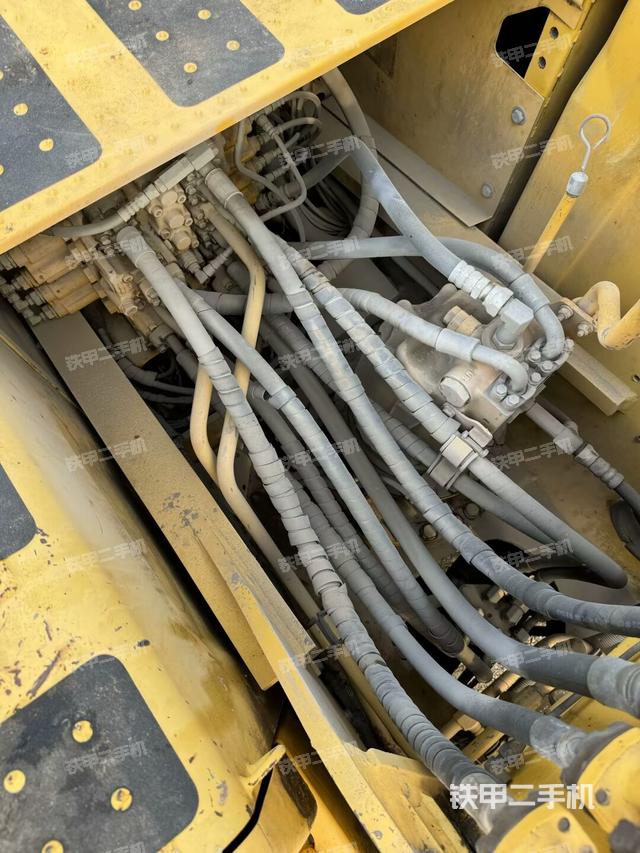 回转马达和主控阀（整机外观）