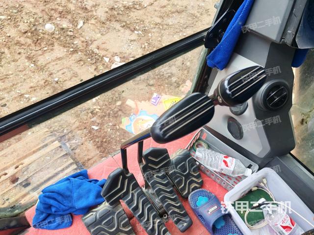 行走控制手柄和踏板?俯拍(駕駛室部分) 行走控制手柄和踏板?俯拍(駕駛室部分)