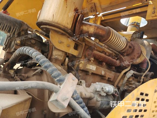 发动机上部全景(压路机发动机舱) 发动机上部全景(压路机发动机舱)