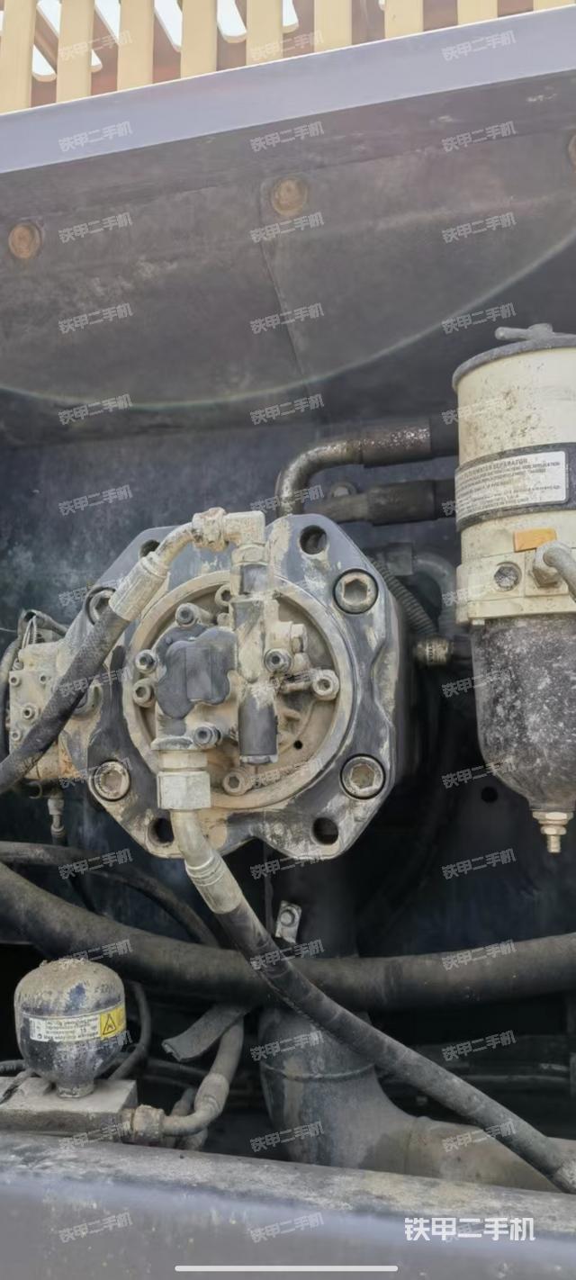 液压泵舱室正面整体（整机外观）