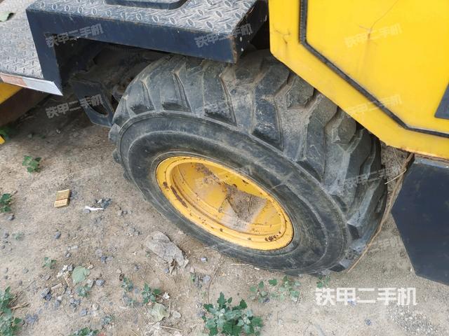 前轮右侧减震块连接及部件(压路机前后车架) 前轮右侧减震块连接及部件(压路机前后车架)