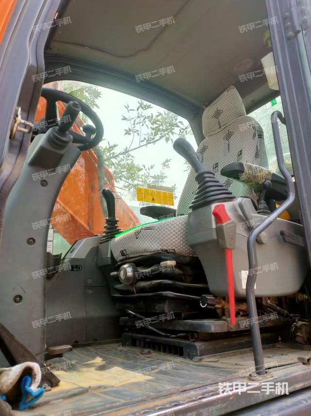 驾驶室整体(整机外观) 驾驶室整体(整机外观)