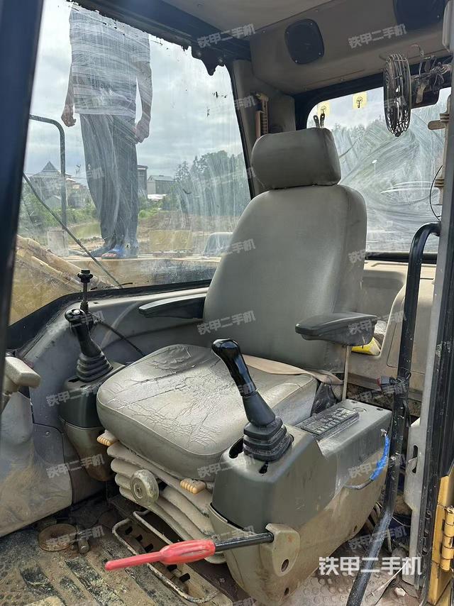 駕駛室整體(整機(jī)外觀) 駕駛室整體(整機(jī)外觀)