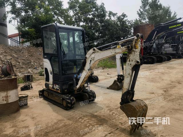 駕駛室頂部(整機(jī)外觀) 駕駛室頂部(整機(jī)外觀)