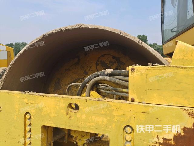 后輪右側全景（壓路機前后車架）