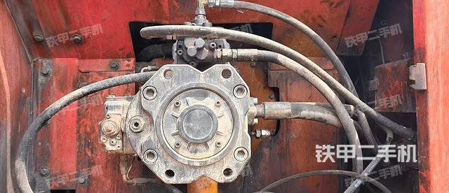 液压泵舱室正面整体（整机外观）