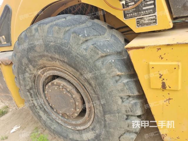 后輪右側(cè)全景（壓路機(jī)前后車架）