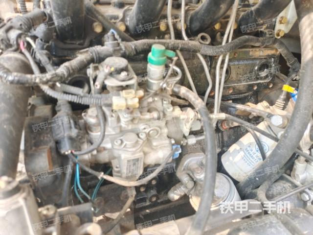 发动机右侧全景(压路机发动机舱) 发动机右侧全景(压路机发动机舱)