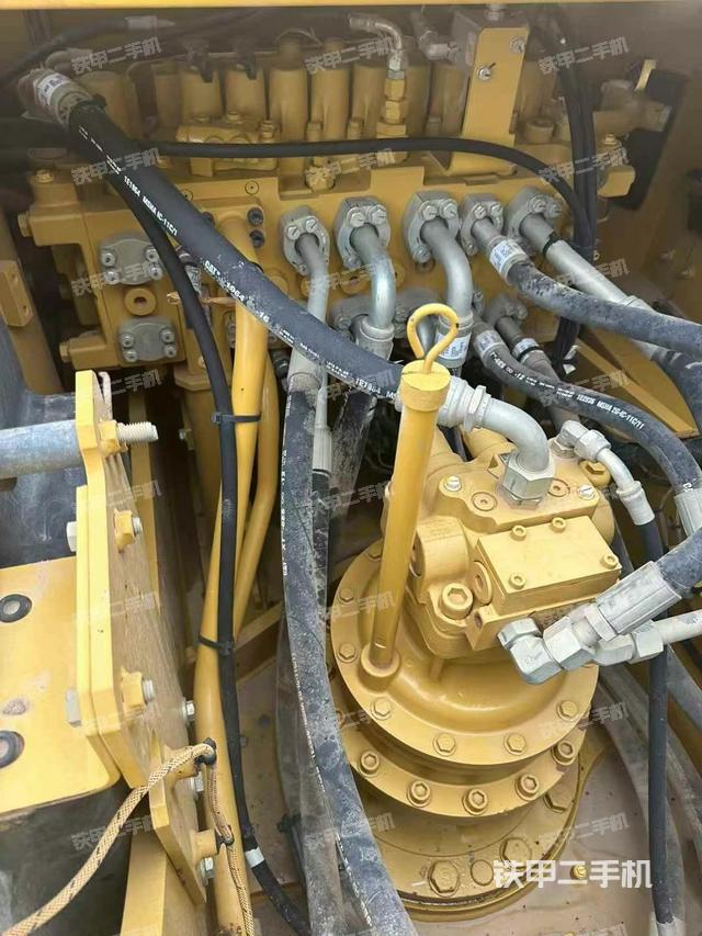 回转马达和主控阀(整机外观) 回转马达和主控阀(整机外观)