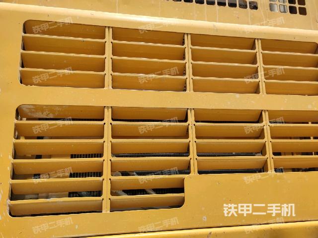散熱器正面(大件艙室) 散熱器正面(大件艙室)