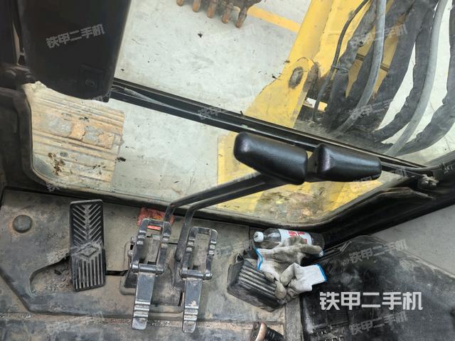 行走控制手柄和踏板?俯拍(駕駛室部分) 行走控制手柄和踏板?俯拍(駕駛室部分)