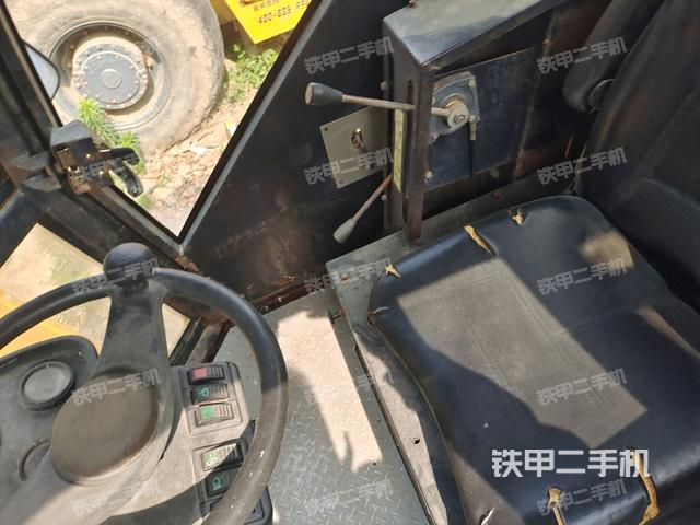 驾驶室顶蓬内（压路机驾驶室）