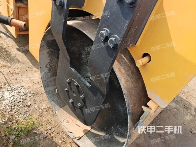 前輪左側(cè)減震塊連接及部件（壓路機(jī)前后車架）